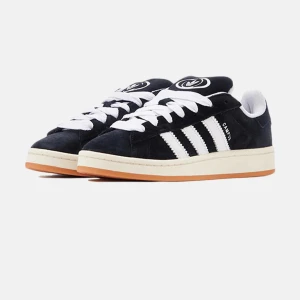 Adidas Campus sneakers svart/vit - Säljer dessa då de inte kommer till användning. Finns tecken på användning på snörena men inte mycke mer än så. Köpta för 1800. Skriv till mig om ni vill ha bilder och innan ni köper😊😊