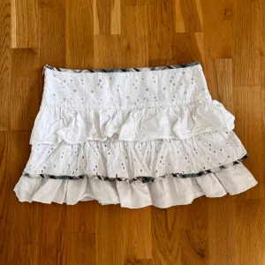 Vit volangkjol med broderade detaljer - Säljer en as söt volangkjol då den inte passar, den är i storlek 164 barn men passar xs och jag ett midjemått på 37cm💕