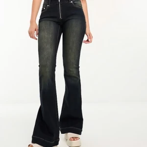 Blå jeans från weekday - Säljer dessa jeans ifrån weekday då dem är alldeles för små på mig. Bra skick. En aning slitna nertill