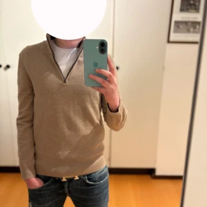 Mango stickad tröja (164) - Säljer nu min sjukt snygga stickade halv zip ifrån mango! Den är i mycket bra skick och är i storlek 152 men modellen är 166 så den passar även större skulle jag säga. Hör av dig vid funderingar!