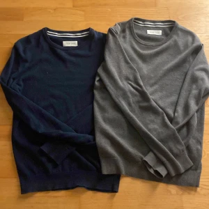 Blå och grå tröja från Pier One - Två stilrena tröjor från Pier One i blått och grått. Perfekta för en avslappnad look. Båda tröjorna har rund hals och långa ärmar, vilket gör dem idealiska för kyligare dagar. De är tillverkade i ett mjukt material som ger en bekväm passform. Storlek xs-s. En för 200kr två för 350kr