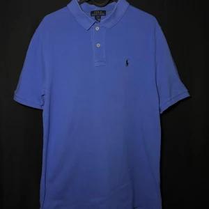 Ralph Lauren piké | Blå| Slim Fit | Stl XL - Läs nedan för mer info!😊 Snygg piké som passar alla årstider och olika stilar! Perfekt för både vardag och fest.  Produktinformation:  ✅ Märke: Ralph Lauren  ✅ Storlek: XL (Passar nog mer som L)  ✅ Färg: Blå ✅ Material: Bomull ✅ Passform: Slim fit – perfekt att styla med jeans eller chinos. ✅ Skick: Mycket bra skick, knappt använd  Frakt och betalning: 📦 Snabb leverans – skickar inom 1-2 dagar📦