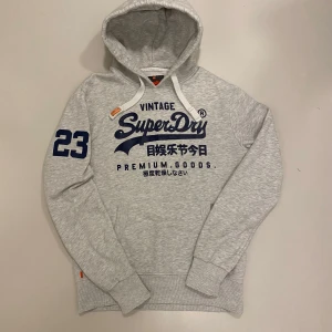 Superdry - Grå superdry hoodie Mycket bra skick Storlek L Pris kan diskuteras Skriv vid minsta fråga eller fundering💯👍