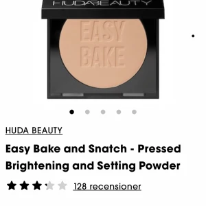 Easy Bake and Snatch - Pressed Brightening and Setting Powder - Upptäck Huda Beauty's Easy Bake and Snatch, ett pressat puder som ljusar upp och fixerar din makeup. Perfekt för att ge en jämn och matt finish. Kommer i en elegant svart förpackning. Färgen poundcake och är endast testad så typ helt ny 