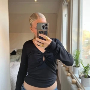 Svart långärmad topp  - Säljer denna topp ifrån bikbok, finns inga defenter på tröjan då den nästintill aldrig använts💕Storlek M