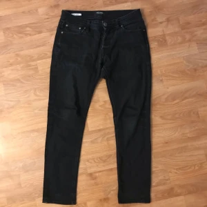 Svarta jeans från Jack & Jones - Snygga svarta jeans från Jack & Jones i modellen Slim Glenn. De har en slim passform och är tillverkade i ett bekvämt jeansmaterial. Storlek 30/30 och skicket är 7/10. Skriv vid frågor!