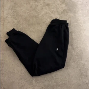 Svarta mjukisbyxor  - Tjena, säljer ett par sprillans nya snygga svarta mjukisbyxor. Nydligen köpta. Passar folk som har storlek S-M. Pris går att diskutera i DM(: 