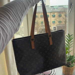 Louis Vuitton väska  - Super fin Luco Louis Vuitton väska, köpte den på Vestiaire i somras, jätte fint skick! Köptes för 4500 säljer för 3500 då jag endast använt den ett fåtal gånger. 