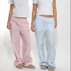Rosa pyjamasbyxor🩷 - Ljusrosa randiga pyjamasbyxor i 100% Bomull. Perfekt för en dag hemma eller att styleas upp och ha på stan i vår🌸 Byxorna går att göra längre genom att sprätta upp en söm längst ner!!☁️storlekarna som finns kvar är S och L och är i UNISEX💗☁️