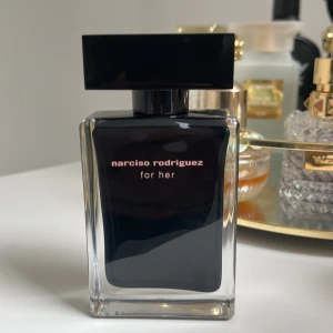 Narciso Rodriguez for her parfym - Säljer denna parfymen som är full. Max 7 spurt använt för test. Köpt för 1155