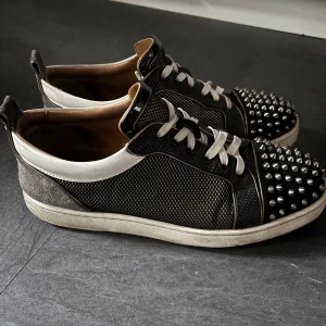 Unika Christian Louboutin skor - Säljer mina unika Loubes i gott skick 7/10. Alla nitar sitter kvar och den har varit försiktigt använd. Obs | Inget Og tillkommer 