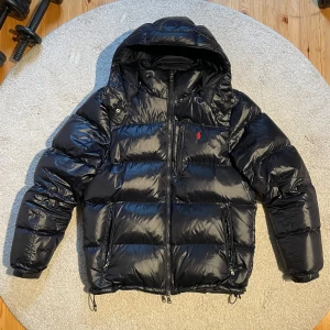 Mörkblå Ralph Lauren jacka - Jackan är köpt hos Thernlunds, kvitto finns. 