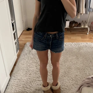 Blå jeansshorts från Levi's - Snygga blå jeansshorts från Levi's , midjemått 37 rakt över 