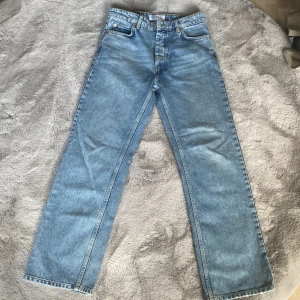Blå jeans från Just Junkies - Snygga blå jeans från Just Junkies med klassisk femficksdesign och knappgylf. Perfekta för en avslappnad stil med en baggy passform som ger en tidlös look. Bara använt 1 till 2 gånger, nypris 1100!