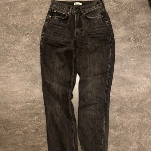Gina tricot svarta Jeans med slits  - Använd 2 gånger, i mycket bra skick i storlek XS/34