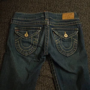 Lågmidjade True Reliogion jeans - True religion jeans köpta här på Plick, använda men i bra skick. Säljer då de inte passar min smak längre.