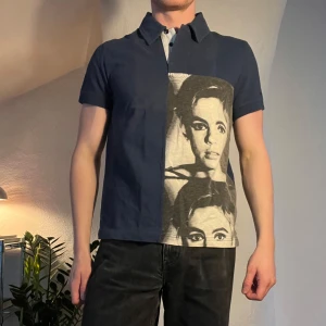 Pepe Jeans / Andy Warhol piké - Pikétröja från ett collab mellan Pepe Jeans och Andy Warhol. Original tags finns kvar. Grym kvalitet. Kika gärna andra annonser, samfrakta gärna.