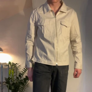 Bläck overshirt zip - Overshirt/överskjorta från Bläck. Inga defekter. Kika gärna andra annonser, samfrakta gärna.