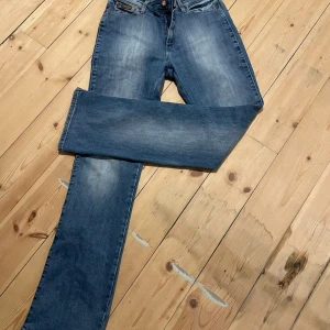 Blå jeans från Wrangler - Snygga blå utsvängda jeans från Wrangler!!