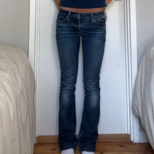 Mörkblå bootcut jeans  - Säljer snygga bootcut jeans pga att jag växt ur. Dragkedjan åker ner ibland men inget som syns (den är inte sönder, kan vara för att dom är för små på mig). Jeansen har en liten fläck som knappt syns men går säkert bort i tvätten! 