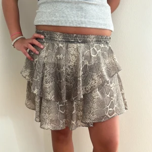 Volang kjol - Söt volang kjol med coolt mönster🥰 Stor i storleken! Pris kan diskuteras (min vän på bilden)