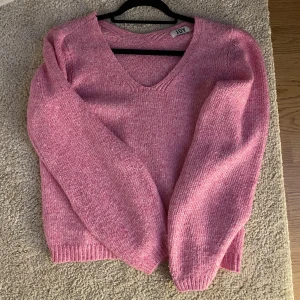Rosa stickad tröja  - Mysig rosa stickad tröja från JDY med v-ringning 🩷