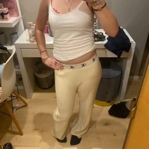 Beige mjukisbyxor från Calvin Klein - Säljer ett par bekväma beige mjukisbyxor från Calvin Klein. Jag är 163 och dessa är lite för långa❤️