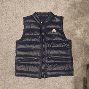 Moncler Gui Vest  - Snygg Moncler Gui väst i navy blue || Storlek 1 || Helt Ny  