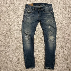 Dondup George  - Tjena, säljer nu ett par otroligt feta jeans ifrån dondup i modellen George. Jeansen har riktigt feta slitningar + en riktigt cool tvätt! Jeansen är i ett bra skick! Om du har några frågor eller funderingar är det bara att höra av sig!