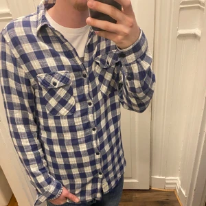rutig skjorta Ralph lauren  - Säljer en snygg blå och vit rutig skjorta från denim and supply Ralph lauren . Skjortan har två bröstfickor med knappstängning och långa ärmar. Perfekt för en avslappnad stil. Modellen är ca 182, tveka inte att kontakta vid eventuella frågor 😀