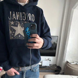 Scndi hoodie  - Tjena säljer nu denna original tjocktröja från scndi för den ej kommer till användning längre , jätte skön tröja och varm, passar som s, modellen är 176 ish skriv om du har några funderingar ?