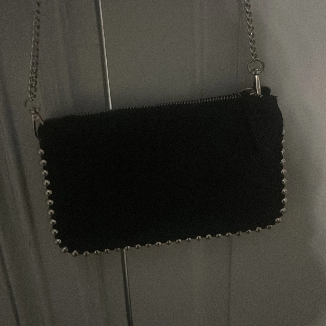 Svart axelväska med kedja från Zara - 1