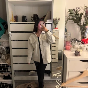 Kappa  - En ljus grå kappa från Zara, väldigt fin och fräsch nu till våren. DEN SAKNAR KNAPPEN LÄNGST UPP (SISTA BILDEN)