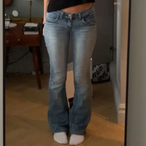 Låg midjade bootcut jeans - Super snygga low waist jeans! Innerbenslängden är 82cm och måttet rakt över midjan är ca 36cm🩷Hör av er för mer frågor 🌸🌸 