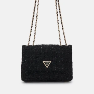 Svart axelväska från Guess - Snygg svart axelväska från Guess med kedjeaxelrem och logotypdetalj på framsidan. Väskan har en praktisk dragkedja på baksidan och en elegant design som passar perfekt för en stilren look. Helt ny använd endast 2 gånger😍❤️❤️nypris ca 1700kr