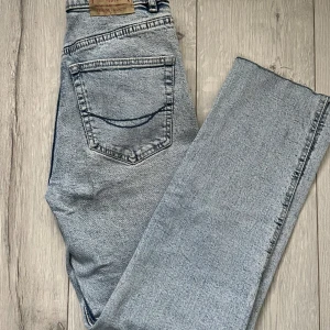 Jeans från Pull&Bear - Ljusblåa Jeans från Pull&Bear strl 34