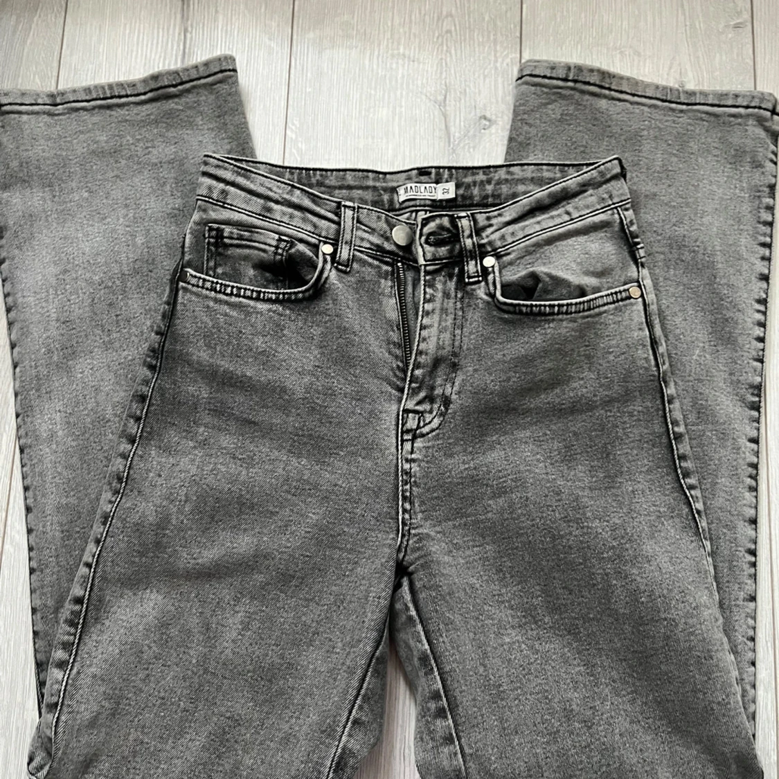 Grå jeansbyxor från Madlady - 1