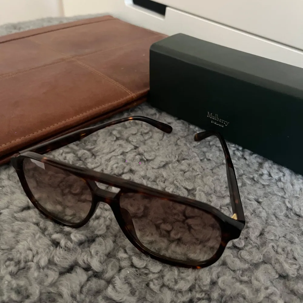 Använda fåtal gånger, i ny skick. Köpta på Mulberry NK Göteborg. 3000kr nya . Asusteet.