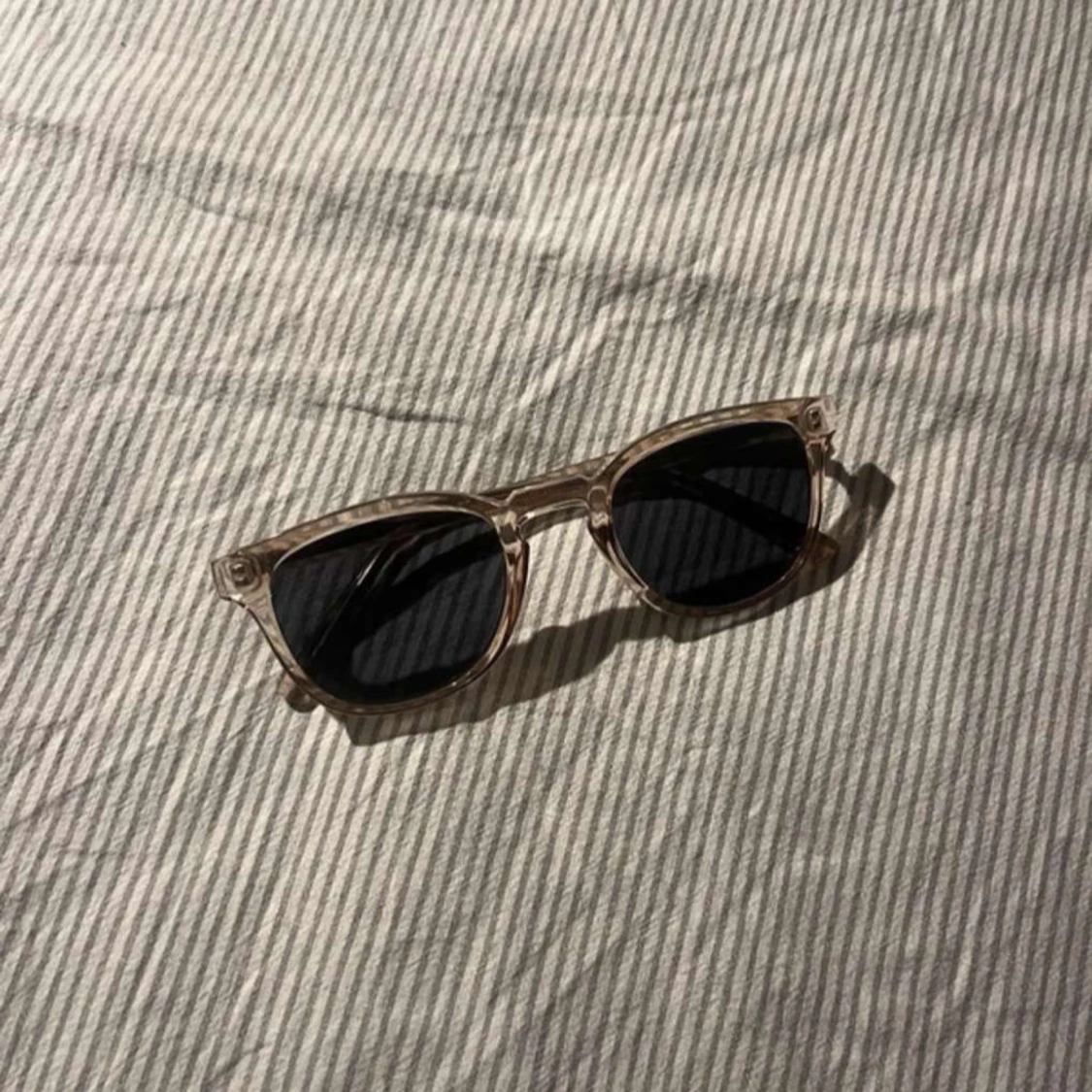 Transparenta solglasögon med svart lins