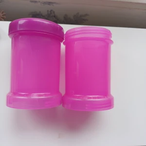Rosa och gröna plastbehållare - Säljer ett set med färgglada plastbehållare i rosa och grönt. Perfekta för förvaring av småsaker eller som dekoration. Behållarna har en rund form och är tillverkade av hållbar plast. Är egentligen för ersättning/välling men jag har använd det till små tofsar och hårspännen 