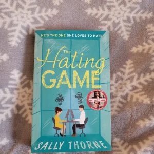 The Hating Game - Boken 'The Hating Game' av Sally Thorne handlar om Lucy Hutton och Joshua Templeman, två kollegor som fastnar i en beroendeframkallande rivalitet. En smart och rolig modern romantik där gränsen mellan kärlek och hat suddas ut.