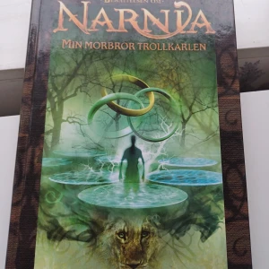 Min morbror trollkarlen - Boken 'Min morbror trollkarlen' är en del av C.S. Lewis klassiska sagoserie 'Berättelsen om Narnia'. Den utforskar hur resorna mellan världar och landet Narnia började, med magiska ringar och äventyr i okända världar.