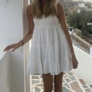 Vit zara klänning - Säljer denna fina vita klänning från zara. Använd 2 ggr ❤️❤️