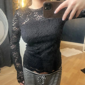 Svart spetsblus - Svart spetsblus. Lappen bortklippt så vet ej storlek med uppskattningsvis XS/S