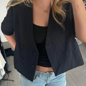 Mörkblå kavaj med korta ärmar - Super snygg mörkblå kavaj med korta ärmar från COS💖🧚‍♀️🧚‍♀️