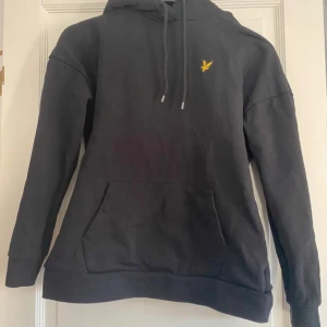 Lyle & scott - Fint skick, passar mig som har S