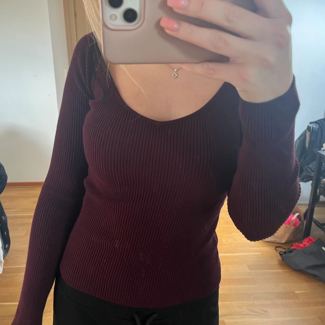 Vinröd ribbad tröja