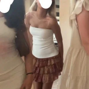 Vit off shoulder topp - Säljer denna as snygga vita tighta toppen från zara, köpte den för mer än ett år sen och den har använts men fof i toppen skicka, säljer pga att den blivit lite för liten. Säljs på för 300kr💕(Säljer även kjolen från första bilden)