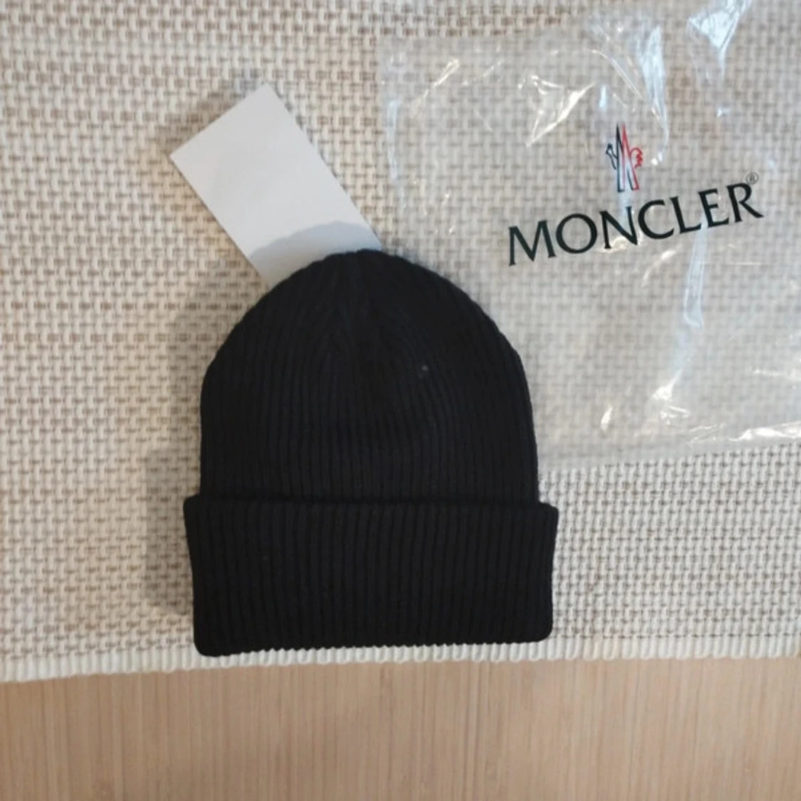 Svart ribbad mössa från Moncler - 1