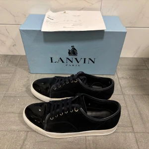 Lanvin Cap Toe uk 8 - Skorna är i fint skick och är i uk 8. De är strl 43 men passar 44. Låda och kvitto tillkommer. Titta in @SweJerseys mitt andra konto för omdömen👌